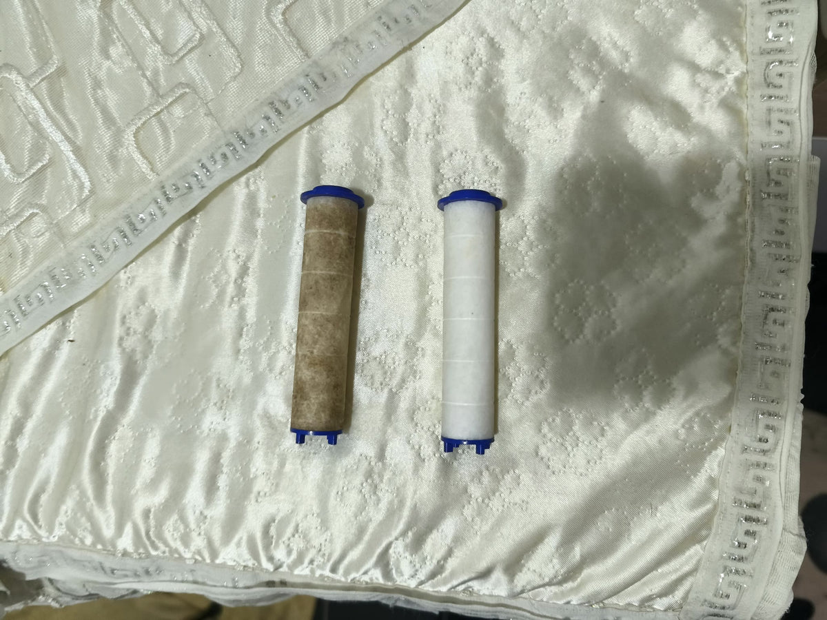 Kullanılmış ve yeni duş filtresi yan yana (gerçek fotoğraf)